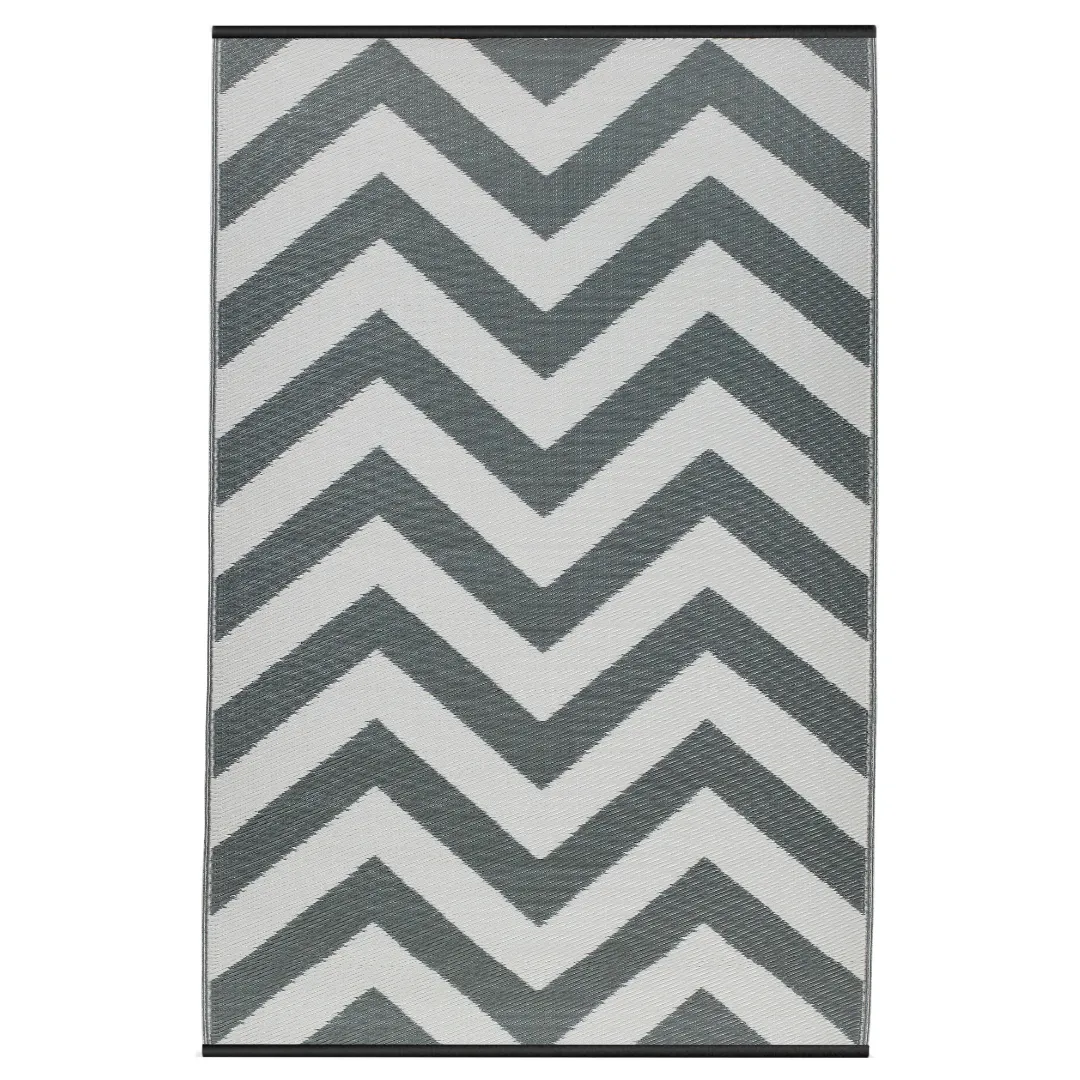 Laguna Paloma and White Chevron Recycled Plastic Outdoor Rug