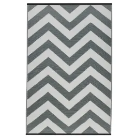 Laguna Paloma and White Chevron Recycled Plastic Outdoor Rug